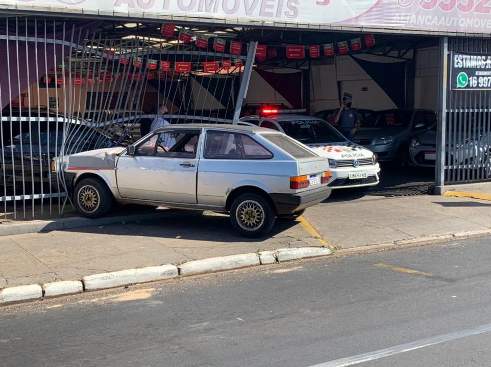 Foto 4 de 5 — Carro invade garagem de veículos após acidente na Vila Xavier